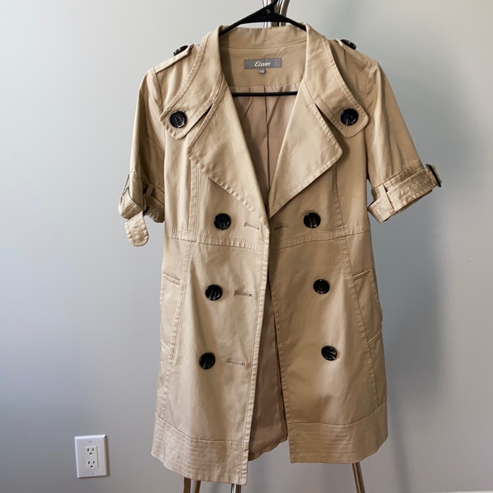 Shortsleeved trench coat